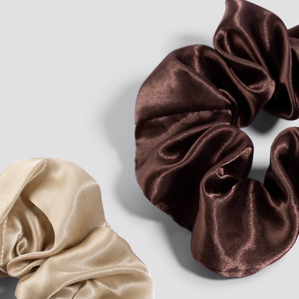 NWT Rylan Satin Scrunchie in Mocha Brown - Picture 2 of 4